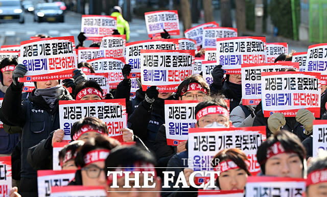 윤석구 금융노조 위원장이 2일 오후 서울 종로구 정부서울청사 앞에서 ELS사태 책임전가 저지 결의대회를 열고 구호를 외치고 있다. /임영무 기자