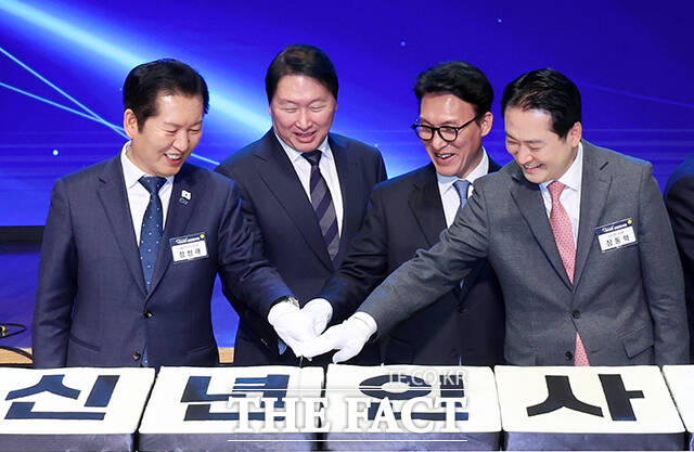 정청래 더불어민주당 대표, 최태원 대한상공회의소 회장, 김민석 국무총리 장동혁 국민의힘 대표(왼쪽부터)가 2일 오후 서울 중구 대한상공회의소에서 열린 2026 경제계 신년인사회에 참석해 떡케이크를 커팅을 하고 있다. /사진공동취재단