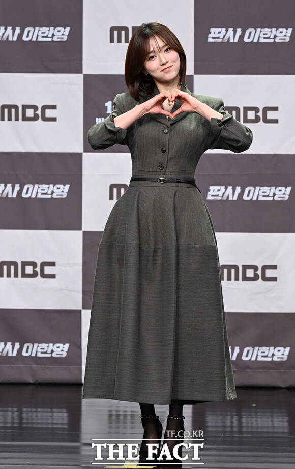 배우 원진아와 백진희, 오세영(왼쪽부터)이 2일 서울 마포구 상암 MBC에서 열린 MBC 새 금토드라마 '판사 이한영' 제작발표회에 참석해 포즈를 취하고 있다. /이새롬 기자