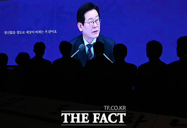 참석자들이 함께 떡 케이크를 자르는 모습.