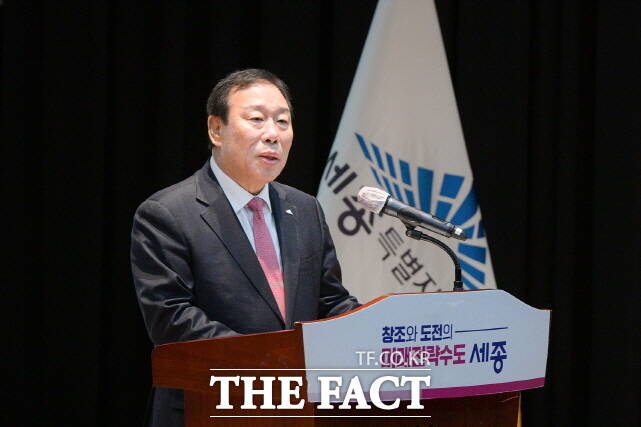 최민호 세종시장이 2일 시청 여민실에서 열린 시무식을 통해 병오년(丙午年)은 개인은 물론 공직자로서 품은 소망과 결심을 이루는 한 해가 돼야 한다고 당부하고 있다. /세종시