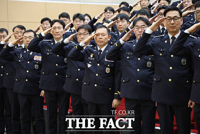 동해지방해양경찰청이 2일 시무식을 개최하고 새해 힘찬 출발을 알렸다. /동해해경청