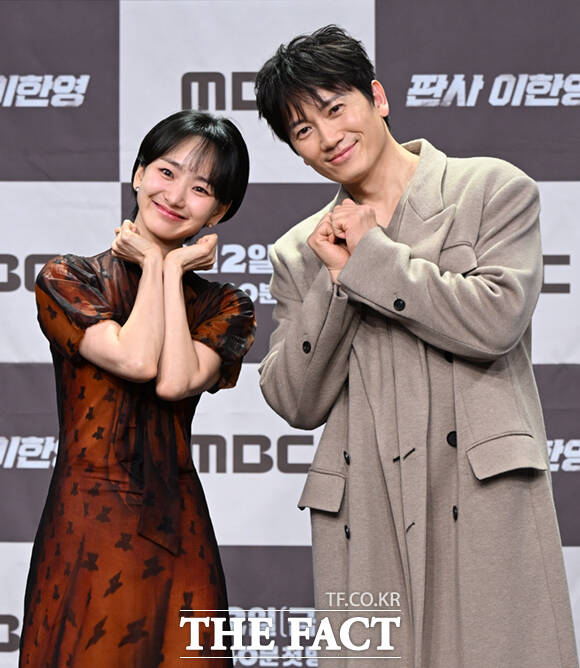 배우 황희와 오세영, 박희순, 이재진 감독, 지성, 원진아, 태원석, 백진희(왼쪽부터)가 2일 서울 마포구 상암 MBC에서 열린 MBC 새 금토드라마 '판사 이한영' 제작발표회에 참석해 포즈를 취하고 있다. /이새롬 기자