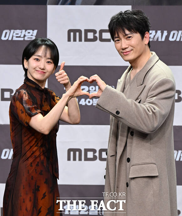 배우 황희와 오세영, 박희순, 이재진 감독, 지성, 원진아, 태원석, 백진희(왼쪽부터)가 2일 서울 마포구 상암 MBC에서 열린 MBC 새 금토드라마 '판사 이한영' 제작발표회에 참석해 포즈를 취하고 있다. /이새롬 기자