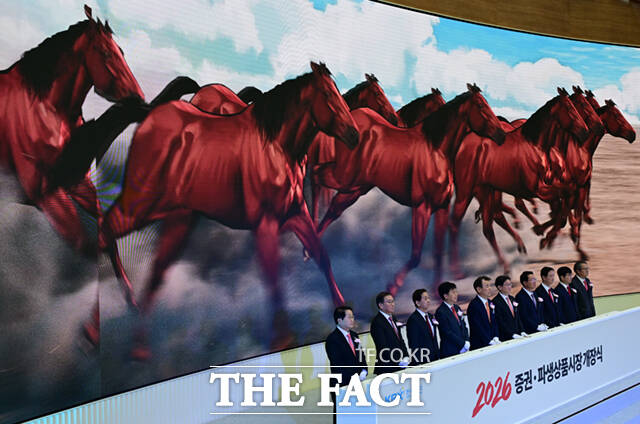 이억원 금융위원장과 정은보 한국거래소 이사장 등 참석자들이 2일 서울 영등포구 한국거래소 서울사무소에서 열린 2026년도 증권·파생상품시장 개장식에서 개장신호식을 하고 있다. 왼쪽부터 김영재 상장회사협의회장, 김학수 넥스트레이드사장, 황성엽 금융투자협회장, 오기형 코스피 5000 특위위원장, 정은보 한국거래소 이사장, 이억원 금융위원장, 김상훈 밸류업특위위원장, 이찬진 금융감독원장, 이동훈 코스닥협회장, 황창순 코넥스협회장. /이새롬 기자