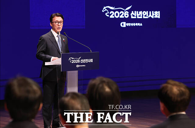 참석자들이 함께 떡 케이크를 자르는 모습.