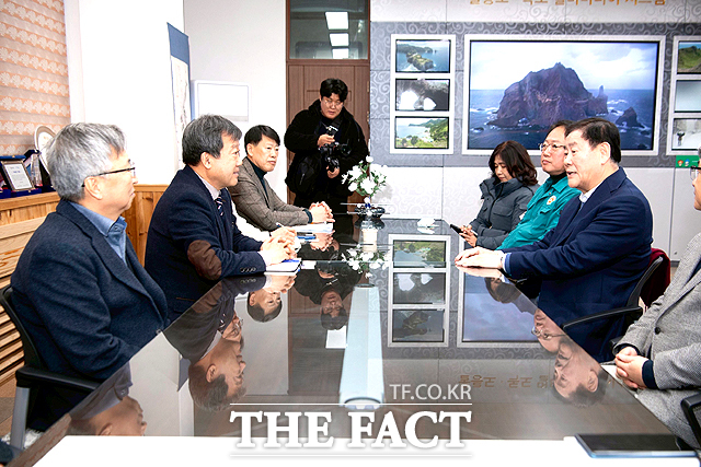 최경환 전 경제부총리(오른쪽)가 울릉군을 방문해 주요 현안에 대해 의견을 나누고 있다. /울릉군