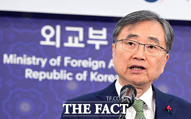 조현 외교부 장관이 2일 오후 서울 종로구 외교부에서 열린 시무식에 참석해 신년사를 하고 있다. /임영무 기자