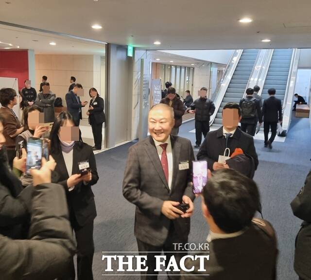 경제계 신년인사회에 참석한 구자은 LS그룹 회장이 취재진과 대화를 나누고 있다. /이성락 기자