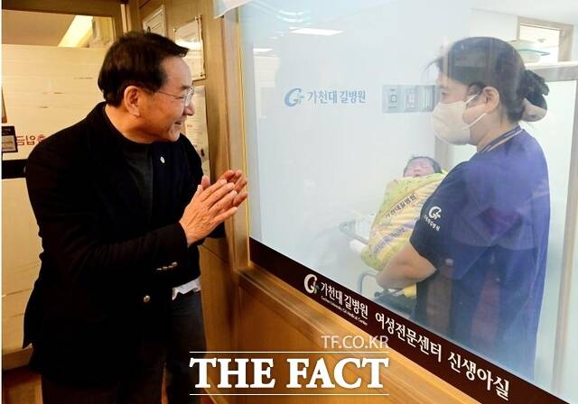 유정복 인천시장이 1일 가천대 길병원 신생아실에서 2026년 병오년 새해둥이의 탄생을 축하하고 있다. /인천시