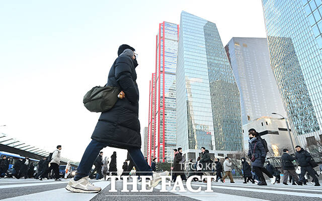 서울 전역에 한파특보가 발효된 2일 오전 서울 여의도환승센터에서 시민들이 2026년 병오년(丙午年) 새해 첫 출근길에 나서고 있다. /박헌우 기자