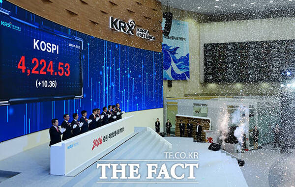 이억원 금융위원장, 이찬진 금융감독원장, 정은보 한국거래소 이사장 등 금융 기관 수장들이 지난 2일 오전 서울 영등포구 여의도 한국거래소 서울 사옥에서 열린 '2026년도 증권·파생상품시장 개장식'에서 개장 직후 손뼉을 치고 있다. /이새롬 기자