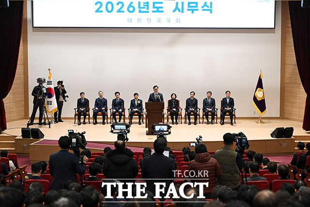 2026년도 시무식에서 신년사 하는 우원식 국회의장(가운데).