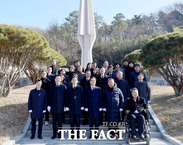 조원휘 대전시의회 의장을 비롯해 의원들이 2일 병오년 새해를 맞아 국립대전현충원과 보훈공원을 찾아 참배했다. 사진은 보훈공원 참배 진행 모습. /대전시의회