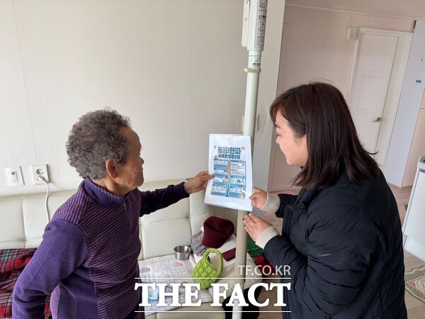 대덕구노인종합복지관이 2일 겨울철 한파에 취약한 어르신들의 안전을 위해 응급안전안심서비스 대상자 중 고령 어르신을 중심으로 집중 안전 확인과 가정 방문을 통한 장비 점검 및 예방교육을 진행하고 있다. /대덕구노인종합복지관