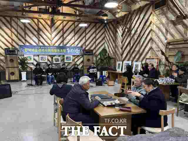 당진 합덕마을관리사회적협동조합이 지난달 31일 합덕백쌀카페에서 송년의 밤 행사를 개최했다. /당진시