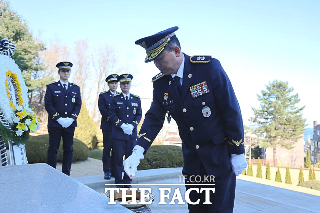 김인창 동해해경청장을 비롯한 간부공무공무원이 2일 현충탑을 찾아 참배하고 있다. /동해해경청