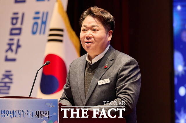 오세현 아산시장이 2일 아산시청 시민홀에서 열린 2026년 병오년 시무식에서 신년사를 하고 있다. /아산시