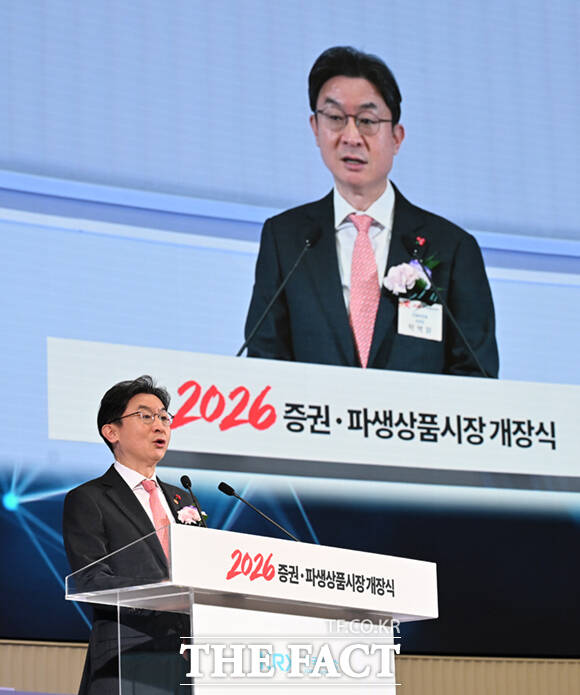 이억원 금융위원장과 정은보 한국거래소 이사장 등 참석자들이 2일 서울 영등포구 한국거래소 서울사무소에서 열린 2026년도 증권·파생상품시장 개장식에서 개장신호식을 하고 있다. 왼쪽부터 김영재 상장회사협의회장, 김학수 넥스트레이드사장, 황성엽 금융투자협회장, 오기형 코스피 5000 특위위원장, 정은보 한국거래소 이사장, 이억원 금융위원장, 김상훈 밸류업특위위원장, 이찬진 금융감독원장, 이동훈 코스닥협회장, 황창순 코넥스협회장. /이새롬 기자