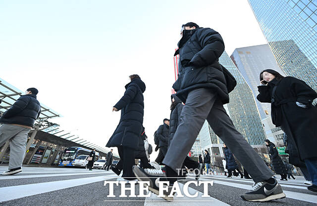 서울 전역에 한파주의보가 발효된 2일 오전 서울 여의도환승센터에서 시민들이 2026년 병오년(丙午年) 새해 첫 출근길에 나서고 있다. /박헌우 기자