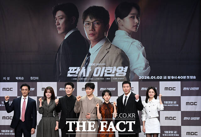 배우 황희와 오세영, 박희순, 이재진 감독, 지성, 원진아, 태원석, 백진희(왼쪽부터)가 2일 서울 마포구 상암 MBC에서 열린 MBC 새 금토드라마 '판사 이한영' 제작발표회에 참석해 포즈를 취하고 있다. /이새롬 기자