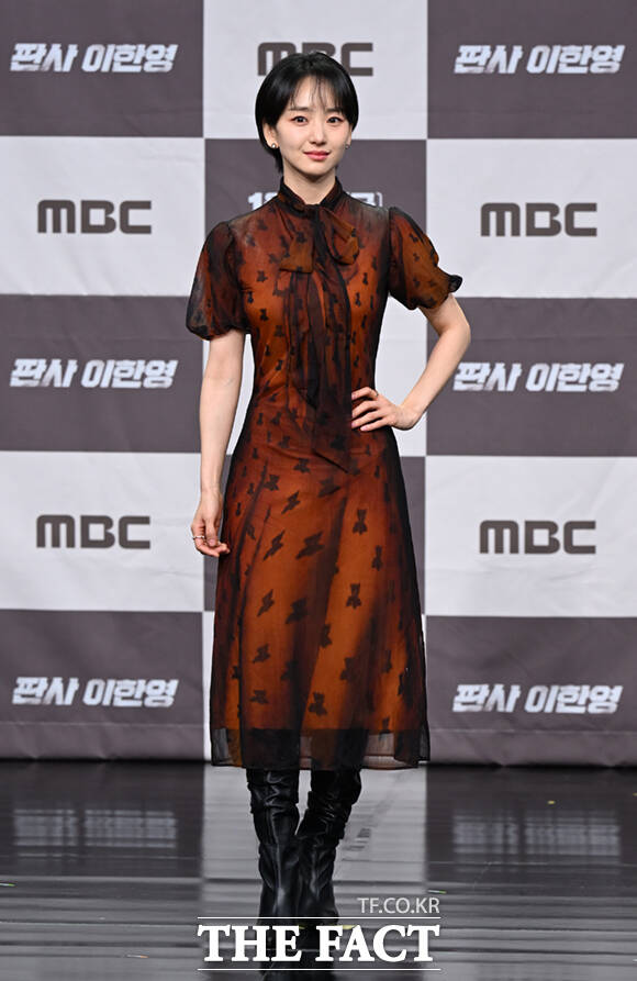 배우 원진아와 백진희, 오세영(왼쪽부터)이 2일 서울 마포구 상암 MBC에서 열린 MBC 새 금토드라마 '판사 이한영' 제작발표회에 참석해 포즈를 취하고 있다. /이새롬 기자