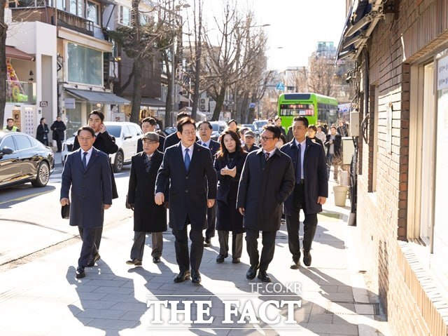 이재명 대통령이 청와대에 복귀한 뒤 민생 소통 행보에 나섰다. 사진은 이 대통령이 지난해 12월 30일 서울 삼청동에서 김민석 국무총리, 위성락 국가안보실장 등과 오찬을 위해 도보로 이동하는 모습. /청와대