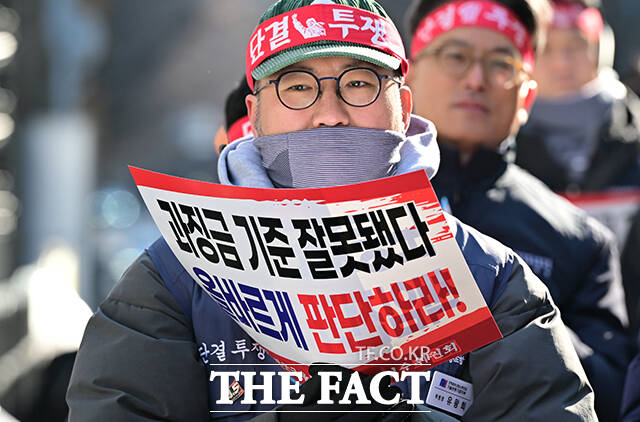 윤석구 금융노조 위원장이 2일 오후 서울 종로구 정부서울청사 앞에서 ELS사태 책임전가 저지 결의대회를 열고 구호를 외치고 있다. /임영무 기자