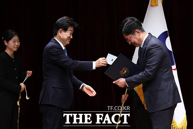 정동영 통일부 장관(가운데)이 2일 오후 서울 종로구 정부서울청사 별관에서 열린 2026년 통일부 시무식에 참석해 2025년 을지연습 유공 정부포상 대통령 단체표창을 대리 수여한 뒤 직원들과 기념사진을 찍고 있다. /통일부