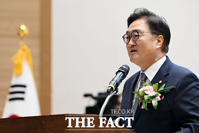 2026년도 시무식에서 신년사 하는 우원식 국회의장(가운데).