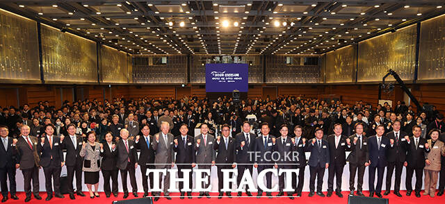 참석자들이 함께 떡 케이크를 자르는 모습.