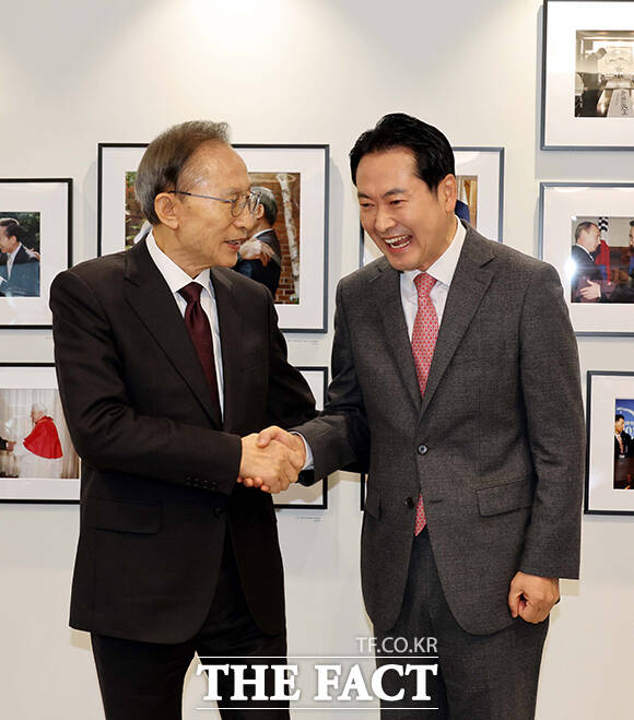 장동혁 국민의힘 대표(오른쪽)가 2일 오전 서울 서초구 영포빌딩에서 이명박 전 대통령을 만나 인사를 나누고 있다. /국회사진기자단