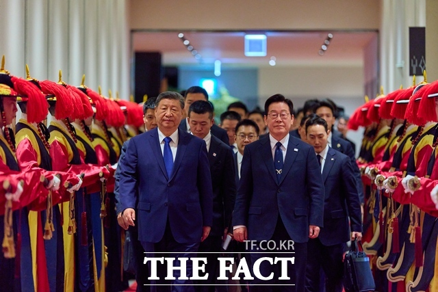 이재명 대통령은 4일 중국 국빈 방문 출장길에 올라 3박 4일간의 일정을 소화한다. 이 대통령과 시진핑 중국 국가주석이 2025년 11월 1일 경북 경주 소노캄호텔 국빈 만찬장에 입장하고 있다. /대통령실