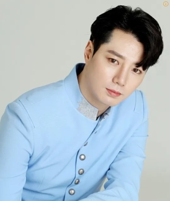 2026년 새해, 강설민은 새 싱글을 준비하고 다시 출발선에 섰다. 이달 중순 발표되는 싱글 앨범에는 '나의 여보야', '청춘스타트', '쓴 약처럼' 등 총 3곡이 수록됐다. /뮤직월드