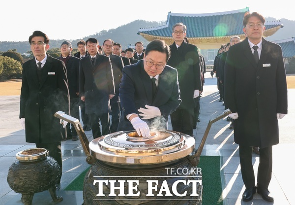 이장우 대전시장이 2일 국립대전현충원을 방문해 참배했다. /대전시