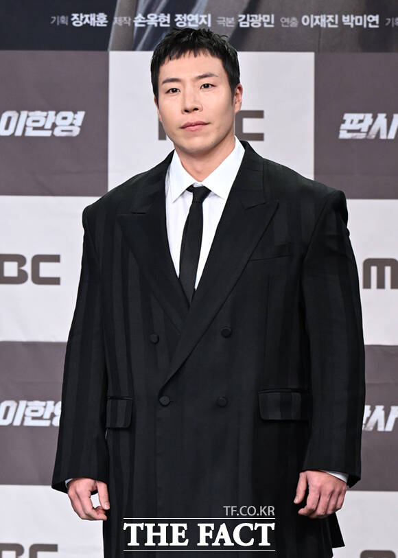 배우 황희와 오세영, 박희순, 이재진 감독, 지성, 원진아, 태원석, 백진희(왼쪽부터)가 2일 서울 마포구 상암 MBC에서 열린 MBC 새 금토드라마 '판사 이한영' 제작발표회에 참석해 포즈를 취하고 있다. /이새롬 기자