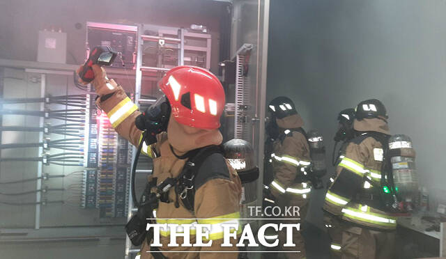 1일 오후 10시 6분쯤 경북 영주시 조암동의 한 아파트 단지 내 수배전실에서 전기 합선으로 추정되는 화재가 발생해 소방당국이 진화에 나섰다. /경북소방본부