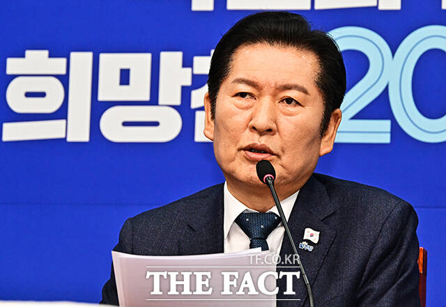 정청래 더불어민주당 대표가 2일 오전 서울 여의도 국회에서 열린 최고위원회의에 참석해 모두발언을 하고 있다. /국회=배정한 기자