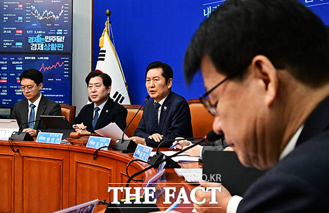 정청래 더불어민주당 대표가 2일 오전 서울 여의도 국회에서 열린 최고위원회의에 참석해 모두발언을 하고 있다. /국회=배정한 기자