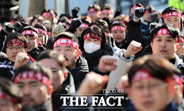 윤석구 금융노조 위원장이 2일 오후 서울 종로구 정부서울청사 앞에서 ELS사태 책임전가 저지 결의대회를 열고 구호를 외치고 있다. /임영무 기자