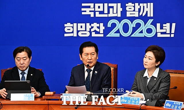 정청래 더불어민주당 대표가 2일 오전 서울 여의도 국회에서 열린 최고위원회의에 참석해 모두발언을 하고 있다. /국회=배정한 기자