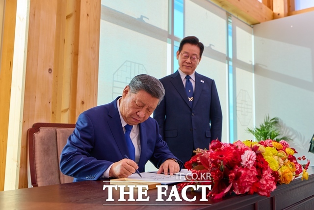 시진핑 중국 국가주석이 2025년 11월 1일 이재명 대통령과 정상회담을 위해 경북 국립경주박물관을 찾아 방명록을 작성하고 있다. /대통령실