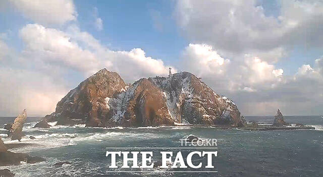 2일 오전 현재 독도(동도)가 하얀 눈옷을 입고 있다. /울릉군청 홈페이지 동영상 챕처
