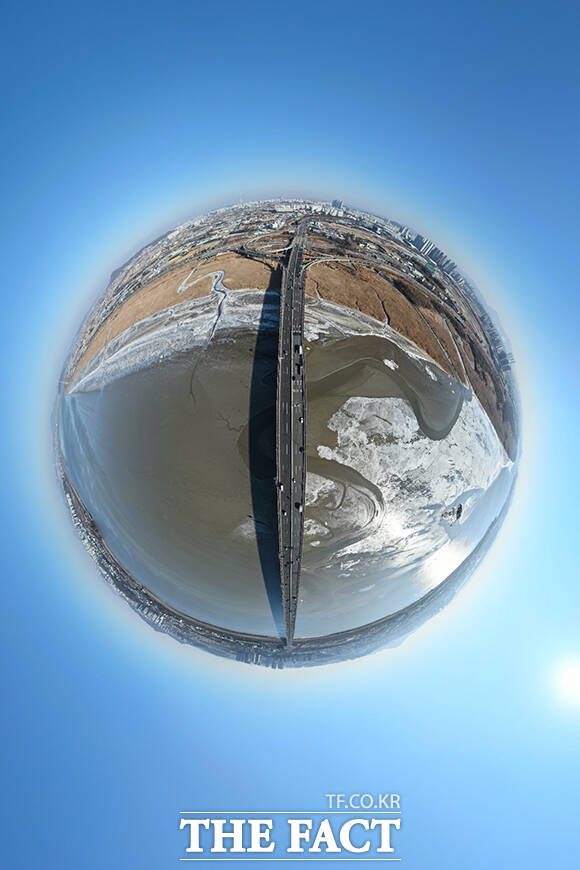 전국적으로 강추위가 이어지고 있는 2일 오전 경기 김포시 일산대교 아래 한강이 얼어 있다. /김포=박헌우 기자