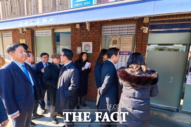 이 대통령이지난해 12월 30일 서울 삼청동의 한 음식점 앞에 줄을 서서 차례를 기다리는 모습. /청와대