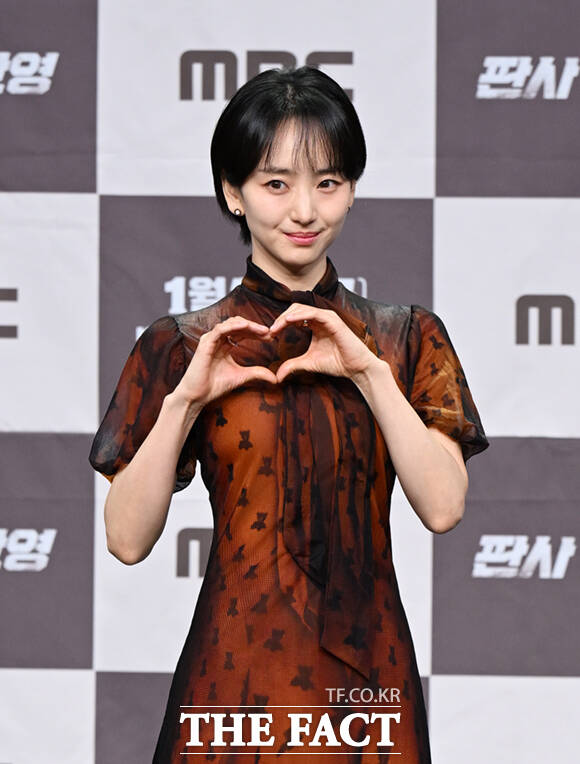 배우 원진아와 백진희, 오세영(왼쪽부터)이 2일 서울 마포구 상암 MBC에서 열린 MBC 새 금토드라마 '판사 이한영' 제작발표회에 참석해 포즈를 취하고 있다. /이새롬 기자