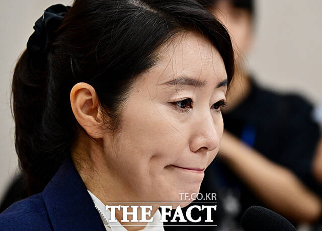 2022년 4월 지방선거 과정에서 김경 서울시의원으로부터 공천 헌금 1억 원을 수수했다는 의혹받는 강 의원이 1일 탈당 의사를 밝혔다. 이후 민주당은 긴급 최고위를 열어 제명을 의결했다. /남용희 기자