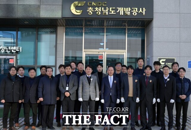 김병근 충남개발공사 사장을 비롯한 임직원들이 시무식을 마친 후 기념촬영을 하고 있다. /충남개발공사