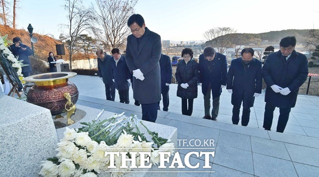 논산시의회 조용훈 의장과 시의원들이 2일 충령탑을 참배하고 있다. /논산시의회