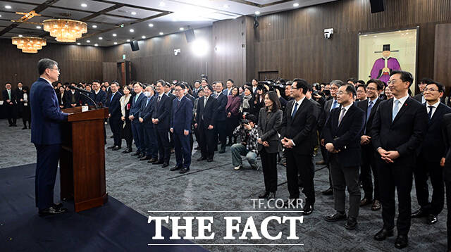 조현 외교부 장관이 2일 오후 서울 종로구 외교부에서 열린 시무식에 참석해 신년사를 하고 있다. /임영무 기자